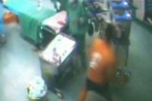 Ameliyat masasında doktora dayak kamerada