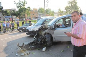 Bursa'da 3 ara&ccedil; birbirine girdi