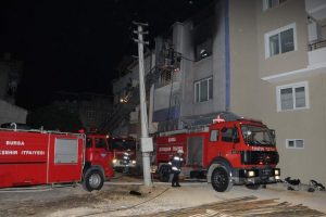Prizde kalan cep telefonu apartmanı yakacaktı