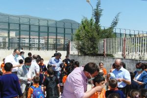 MHP toz maskesi dağıttı