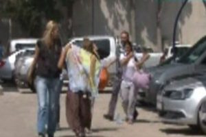 Kucaklarında &ccedil;ocuklarıyla yakalandılar