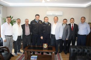 İneg&ouml;l Gazeteciler Cemiyeti'nden Emniyet M&uuml;d&uuml;r&uuml;ne plaket