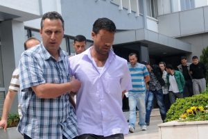 Para verip dolandırıyorlardı