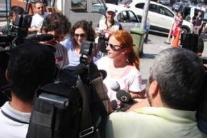 Ayşe &Ouml;zyılmazel basın ordusuyla k&ouml;pek gezdirdi