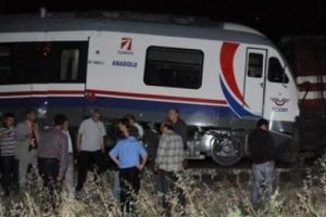 Adana'da iki yolcu treni &ccedil;arpıştı