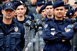 Astsubayların ardından sıra poliste