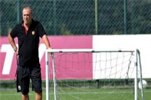 Fatih Terim savunmasını veriyor