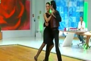 Hande Subaşı'dan tango şov