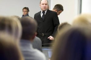 Breivik'e ayakkabı fırlatıldı