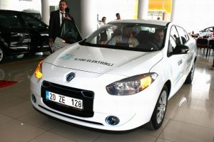 Elektrikli otomobil g&ouml;r&uuml;c&uuml;ye &ccedil;ıktı