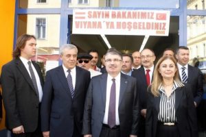 Tahta bavul yerine kalemiyle geldiler