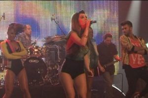 Hande Yener ilke imza attı