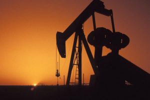 K&ouml;y meydanından petrol fışkırdı
