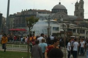 GS'li taraftarlarla Yunan taraftar birbirine girdi