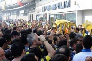 Ş&uuml;kr&uuml; Sara&ccedil;oğlu &ouml;n&uuml;nde izdiham