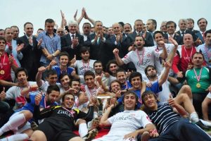 Şampiyon İneg&ouml;lspor'a kupasını Arın&ccedil; verdi