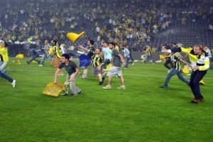 Kadık&ouml;y karıştı, seyirci sahaya girdi