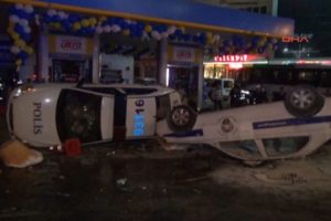 Taraftarlar polis aracını devirdi