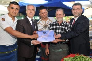 &Ccedil;evreci pazarcıya plaket