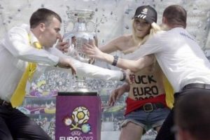 FEMEN &uuml;yesi Euro 2012 kupasına saldırdı