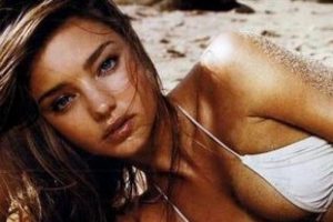 Seksi model ailesiyle tatilde