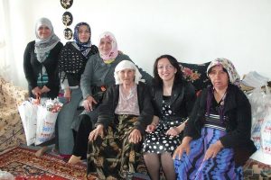 &Ccedil;at kapı ziyaret ettikleri annelere karanfil dağıttılar