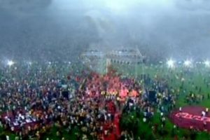 Binlerce taraftar sahaya girdi