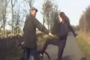 &Ouml;fkeli kadın adama b&ouml;yle saldırdı