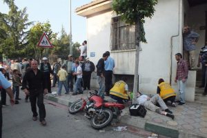 Motosiklet bisikletle &ccedil;arpıştı: 3 yaralı
