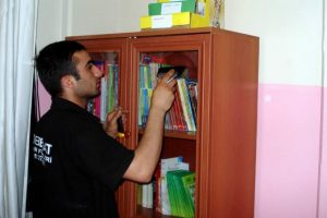 Okuldaki camları kaldırdılar, kazaları &ouml;nlediler