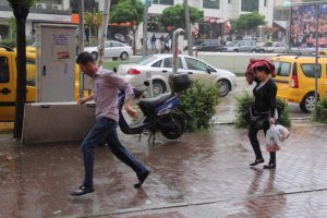 3 dakikalık yağmur Bursa'ya yetti
