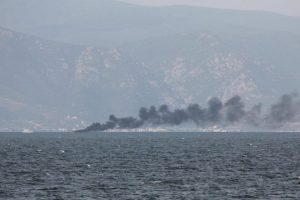 Mudanya'da l&uuml;ks yat yanarak battı