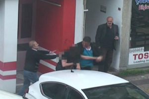 Kadına sokak ortasında feci dayak