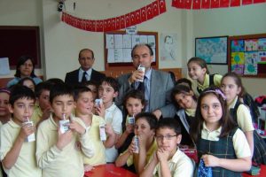 Bursalı &ouml;ğrenciler okul s&uuml;t&uuml;nden memnun