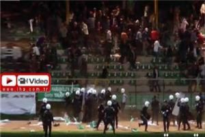 Taraftar &ccedil;ılgına d&ouml;nd&uuml;, koltuklar havada u&ccedil;uştu