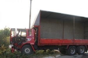 Kamyonla tır &ccedil;arpıştı: 1 yaralı