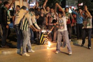 Bursa şampiyon gibi sevindi, Fenerliler saldırıya uğradı