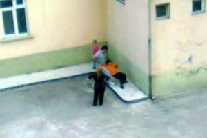 Otistik &ouml;ğrenciye dayak kamerada