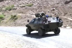 Zırhlı ara&ccedil; konvoyuna kobralar eşlik etti