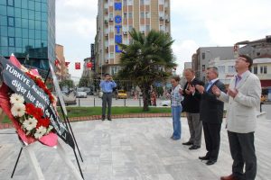 Saygı duruşunda bulunulmamasına dualı protesto