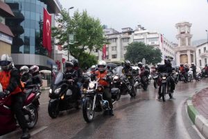 Motorcular yağmura rağmen şov yaptı