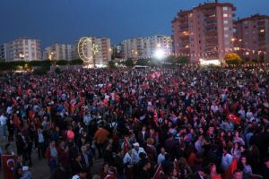 Bayrağını alan Nil&uuml;fer'e koştu