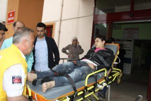 Otomobil ile motosiklet &ccedil;arpıştı