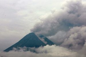 Fuego yanardağı faaliyete ge&ccedil;ti