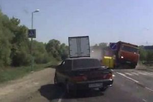 Koca kamyon bi&ccedil;erek geldi