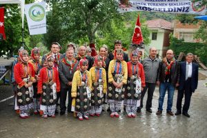 Yağmur altında y&ouml;r&uuml;k şenliği