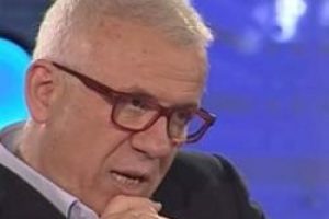 &Ouml;zk&ouml;k: Gecede yarım şişe şarap i&ccedil;iyorum