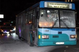 İstanbul'da belediye otob&uuml;s&uuml;ne molotof