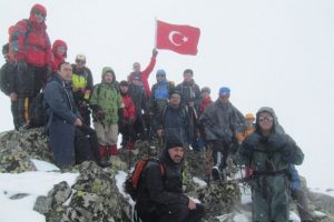 Bursalı dağcılar Uludağ'da bir günde 5 zirveye tırmandı