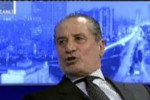 &Ouml;zdenak: Sen erkeği bir kez doğurt..